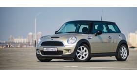 Как снять задний фонарь на Mini Cooper в Рени